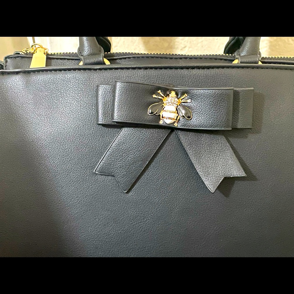 Shoulder belt included (adjustable)